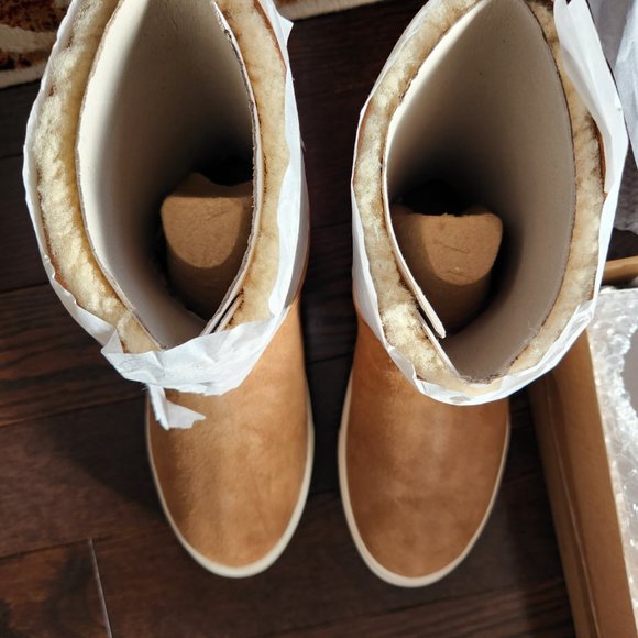 UGG Lynus Mini Boot (NWT) - Picture 2 of 4